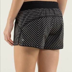 LULULEMON Rare shake and break slalom print shorts